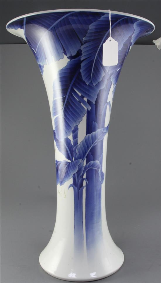 A large Japanese blue and white trumpet shaped vase, by Makuzu Kozan II (Miyagawa Hanzan, 1858-1940), Taisho period 60cm